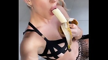 Noelia marzol y la banana