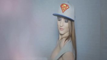 Quien es la chica con gorra de superman?
